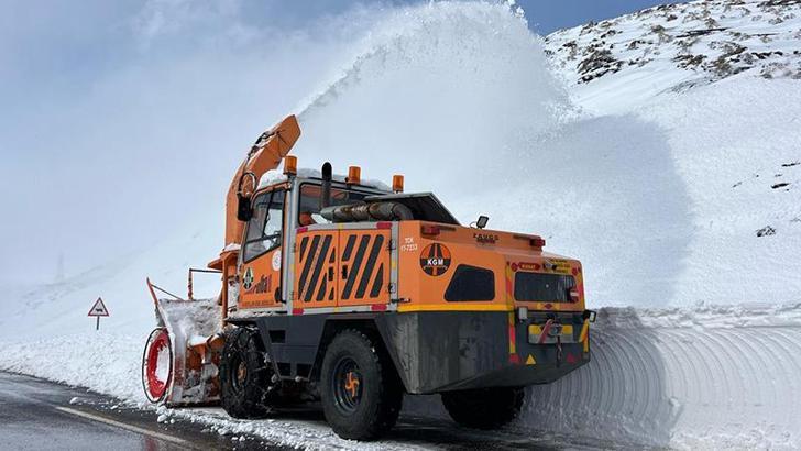 Van'da kapalı 468 yerleşim yolu açıldı; Hakkari'de kar kalınlığı 1,5 metreyi buldu