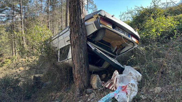 Uçuruma devrilen otomobilin sürücüsü yaralandı