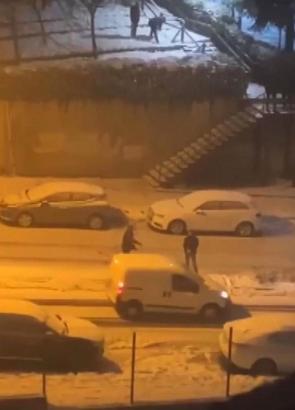 İstanbul-Başakşehir'de aracına kar topu atanlar için indi; kayan aracın kaza yaptığı anlar kamerada