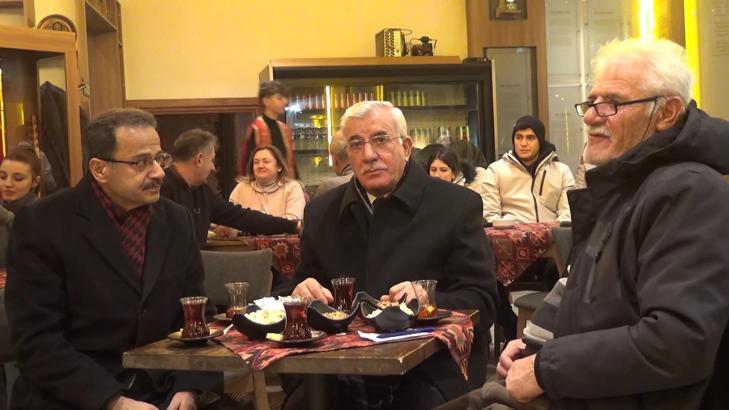 Galatasaray-Fenerbahçe maçından önce aşıklar atıştı