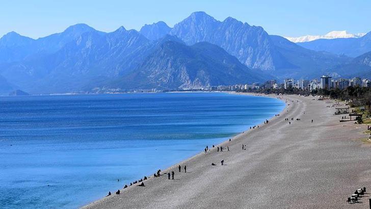 Soğuk hava Antalya'da da hissedildi, güneşe rağmen sahil boş kaldı