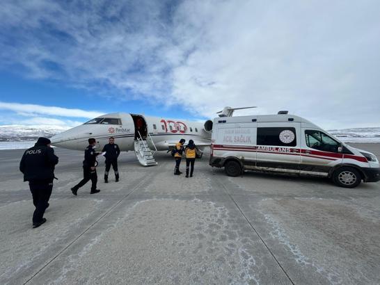 Bingöl'de buzlu zeminde düşüp kalçasını kıran çocuk, ambulans uçakla Ankara'ya sevk edildi
