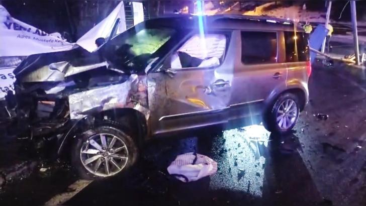 İstanbul - Ataşehir'de buzlanan yolda kayarak direğe çarpan hafif ticari aracın sürücüsü ağır yaralandı