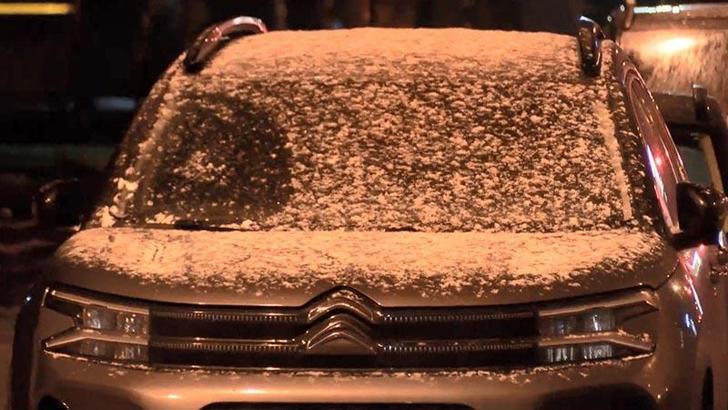 İstanbul'da araçların camları buz tuttu; ekipler yolları tuzladı