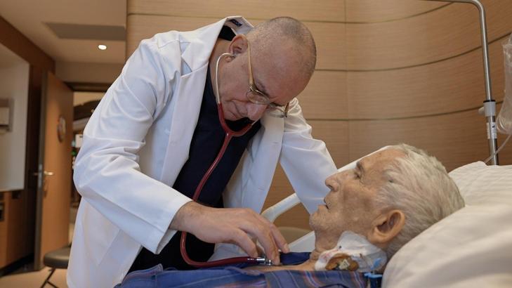 Triküspit kapak yetmezliği teşhisi konulan 74 yaşındaki hasta, kalbi durdurulmadan tedavi edildi