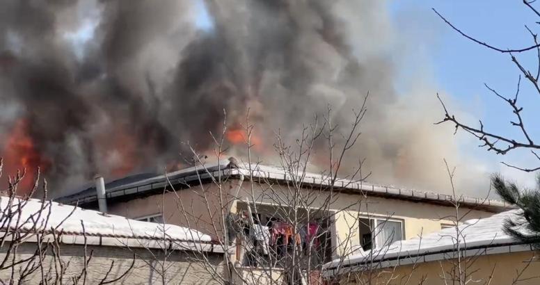 İstanbul - Sultanbeyli'de 3 katlı binanın çatısı alev alev yandı - 1
