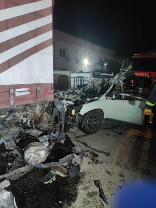 Manisa'da otomobil, park halindeki TIR'a çarptı: 2 ölü