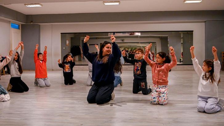 Kuşadası'nda farklı yörelere ait halk dansları için kurslar düzenleniyor