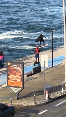 İstanbul - Bebek Sahili'nde Batman sörf yaptı; Spider Man skuter kullandı