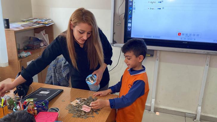 Midyat’ta, öğrencilerden SMA hastası Ravza’ya destek