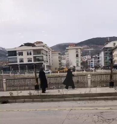 Kaldırıma seksek oyunu çizdi, yoldan geçen genç yaşlı herkes oynadı