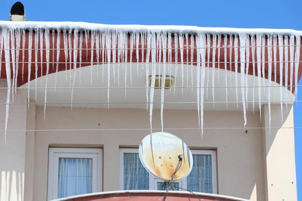 Eksi 31,3'ü gören Çaldıran'da çatılarda buz sarkıtları oluştu, araçlara branda çekildi