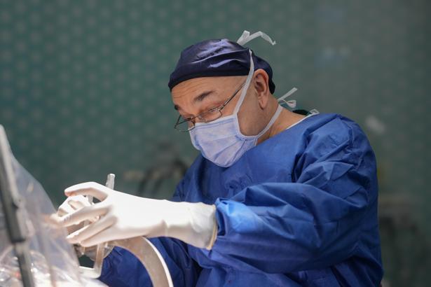 Beyin ve Sinir Cerrahisi Uzmanı Doç. Dr. Ali Zırh, 2 bininci Parkinson ameliyatını yaptı