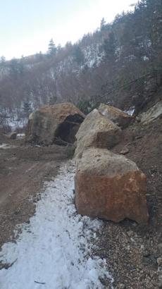 Karabük'te köy yolunda heyelan