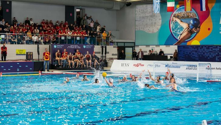 Şampiyon sutopu takımından kupa Tugay'a hediye