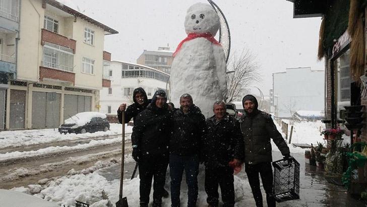 Samsun’da 4 metre boyunda kardan adam yaptılar