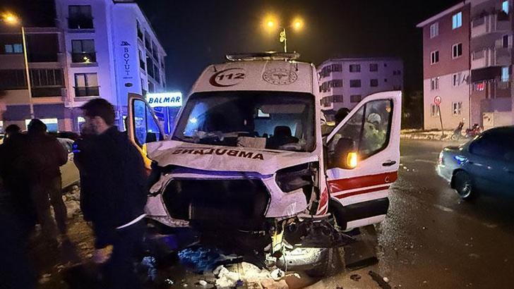 Bartın'da ambulans ile otomobil çarpıştı: 7 yaralı