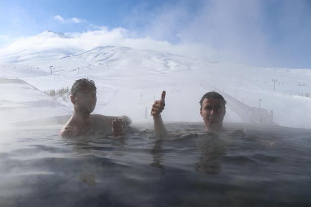 Erciyes Kayak Merkezi’nde eksi 10 derecede sıcak havuza giriyorlar