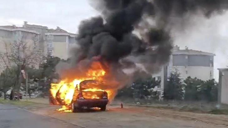 Seyir halindeyken alev alan otomobil yandı