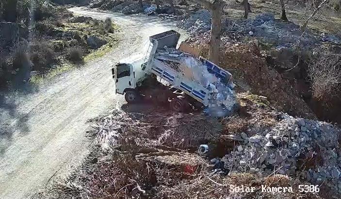 Kaçak moloz ve hafriyat dökümüne foto kapanlı takip