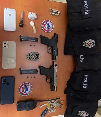 İstanbul- Esenyurt'taki denetimlerde, araçlarında sahte polis kıyafeti ele geçirilen şüpheliler gözaltına alındı