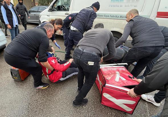 Islak zeminde motosikleti kayan kurye, hafif ticari aracın altında kaldı