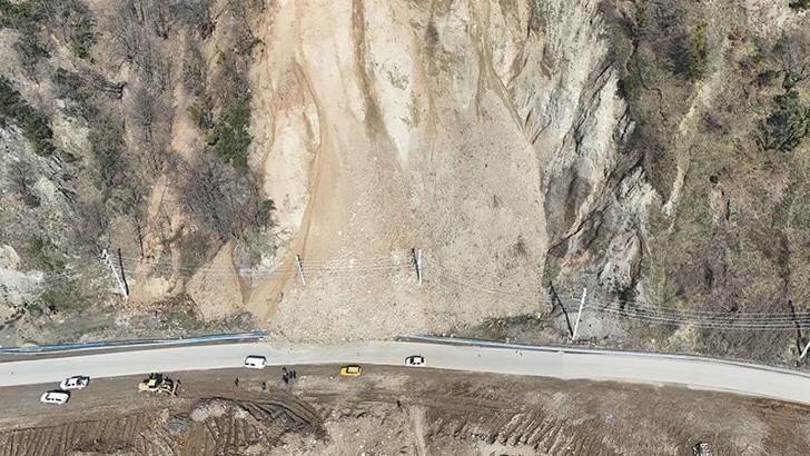 Düzce'de heyelan; 4 köy ve 2 mahallenin yolu trafiğe kapatıldı