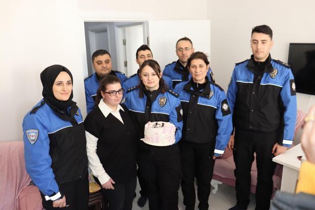 Amasya polisinden zihinsel engelli Fatmanur’a anonslu doğum günü sürprizi
