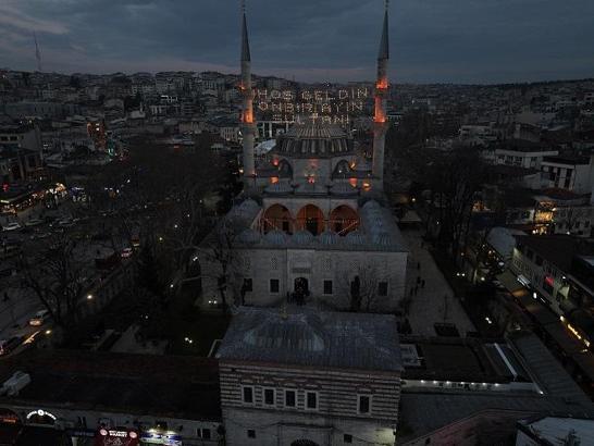 Üsküdar'da çifte ezan geleneği yaşatılıyor