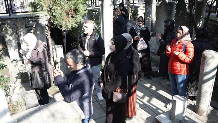 Fatih'te bulunan Mehmet Emin Tokadi Türbesi'nde Ramazan yoğunluğu