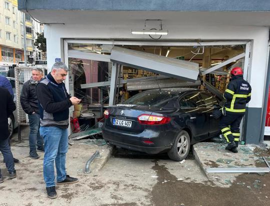 Ordu'da otomobil, markete daldı; 3 yaralı