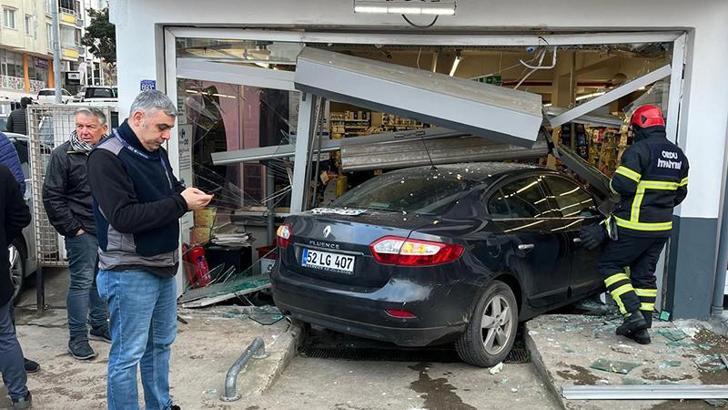 Ordu'da otomobil, markete daldı; 3 yaralı
