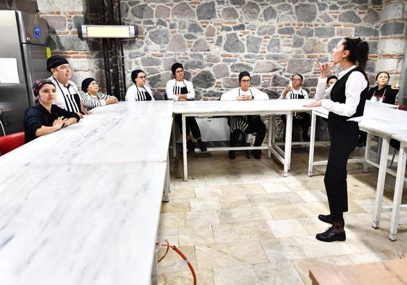 'Ana dilimiz olan Türk İşaret Dili'ni kullanarak sağırların sesi olduğumuz için gururluyuz'