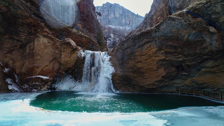 Konya'da Çetmi Şelalesi buz tuttu
