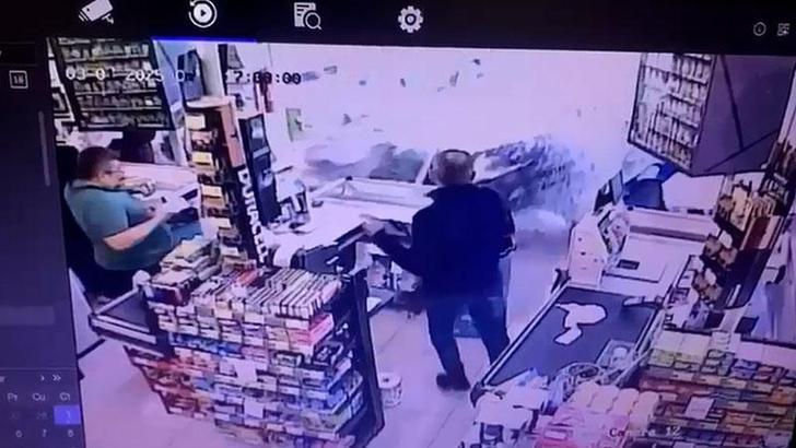 Otomobilin markete daldığı kazanın görüntüleri ortaya çıktı