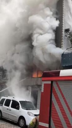 İstanbul -Bahçelievler'de depoda çıkan söndürüldü: Üst kattaki hastayı komşuları kurtardı