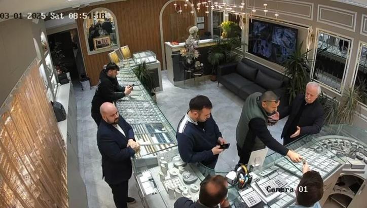 İstanbul- Bayrampaşa'da kuyumcuya sahte altın satmaya çalıştı; çalışanlarla şüpheli arasındaki arbede kamerada