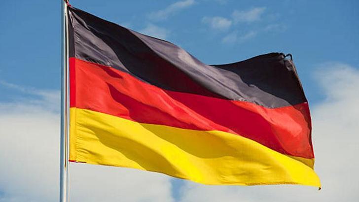 Almanya’da araç kalabalığın arasına girdi