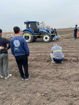 Traktöre takılı tarım makinesinin altında kalan çiftçi öldü