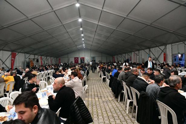Balıkesir'de kurulan iftar çadırı ve mobil yemek tırı ile vatandaşlara yemek dağıtılıyor