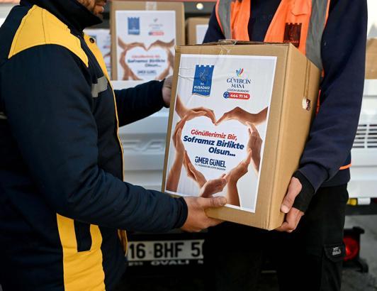 Kuşadası'nda 3 bin aileye Ramazan yardımı