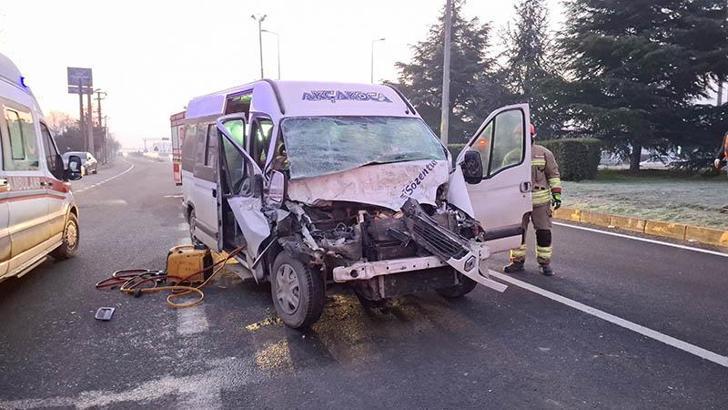 Minibüs, kırmızı ışıkta bekleyen TIR’a çarptı; sıkışan sürücüyü itfaiye kurtardı