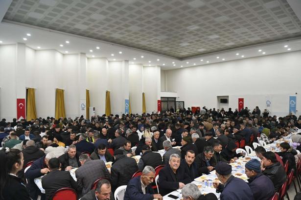 Dursunbey'de binlerce kişiyle iftarda buluştu