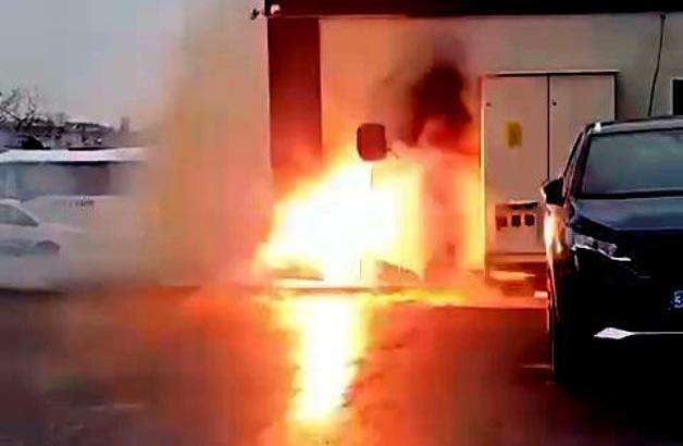 İstanbul- Avcılar'da sitede elektrik panosunda patlamalar yaşandı
