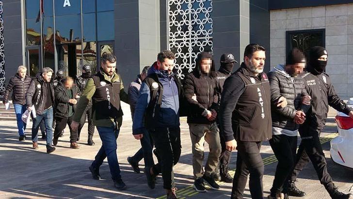 Kendilerini jandarma olarak tanıtıp 1 milyon TL dolandıran 5 şüpheli tutuklandı