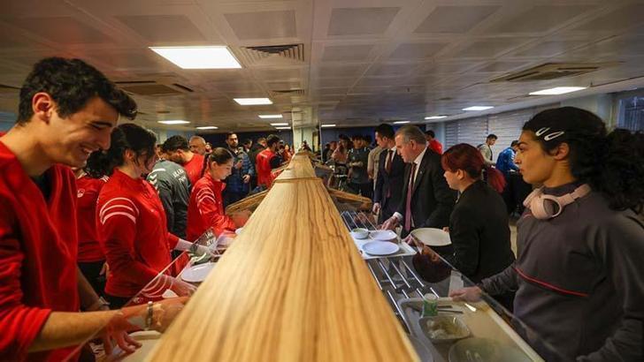 Bakan Bak milli sporcularla iftarda bir araya geldi