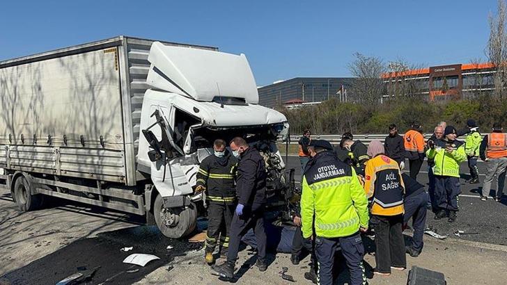 Kamyon, park halindeki TIR'a çarptı; iki araç arasında sıkışan şoför öldü