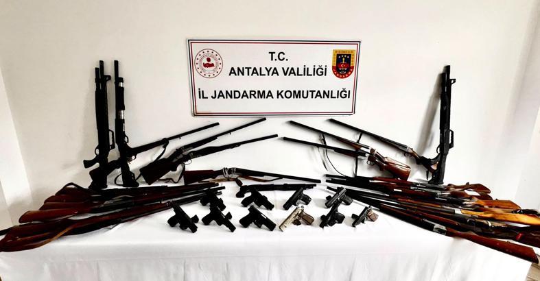 Alanya'da kaçak silah operasyonu