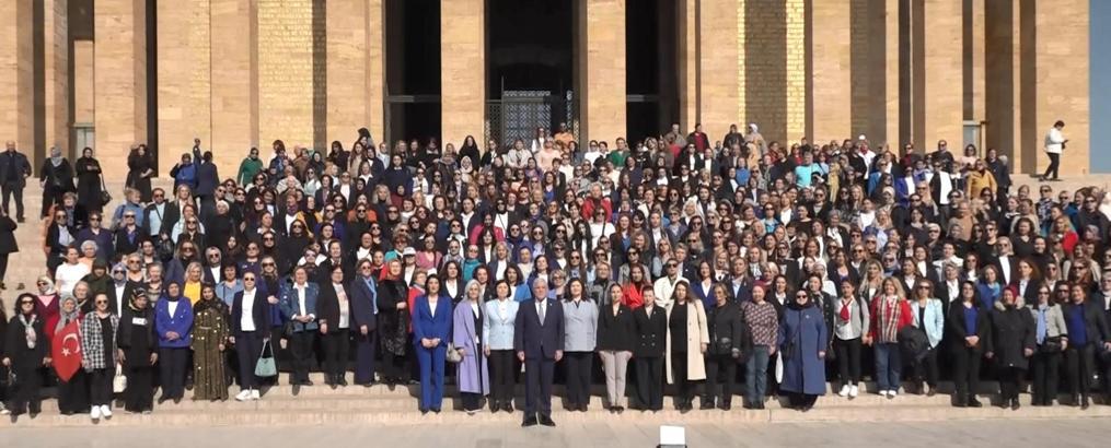 Dervişoğlu, kadın parti üyeleriyle Anıtkabir'i ziyaret etti