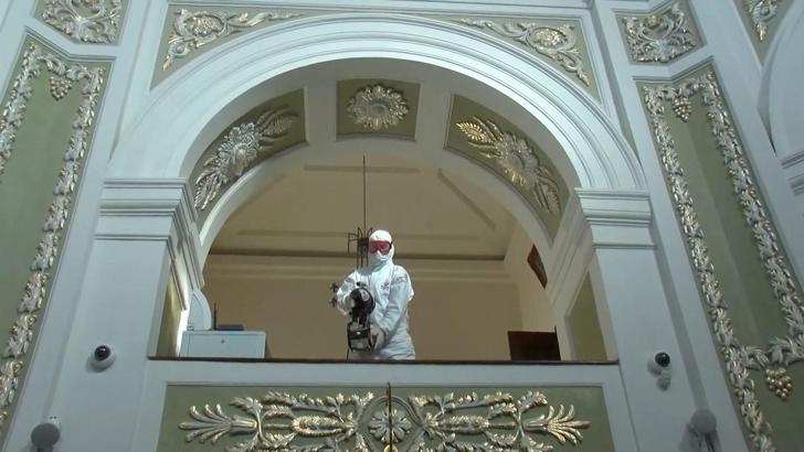 İstanbul - Hırka-i Şerif Camii gül suyuyla temizlendi; yarın ziyarete açılıyor